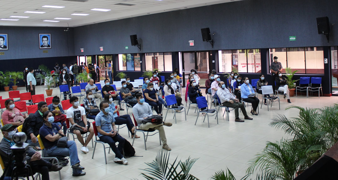 Comunidad universitaria de la UNAN-Managua participando de manera presencial.