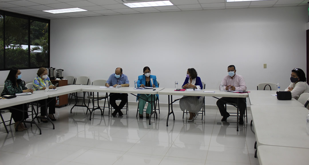 Autoridades de la UNAN-Managua y de la Defensoría Pública durante el encuentro.