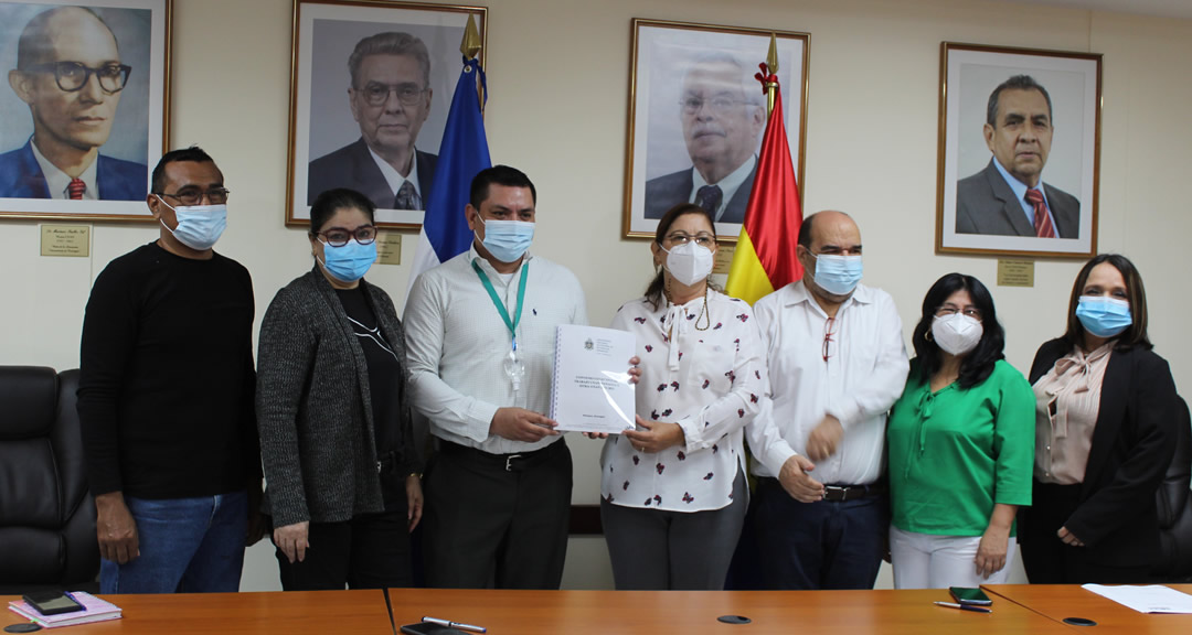 Foto 4: Foto oficial, luego de la firma del convenio