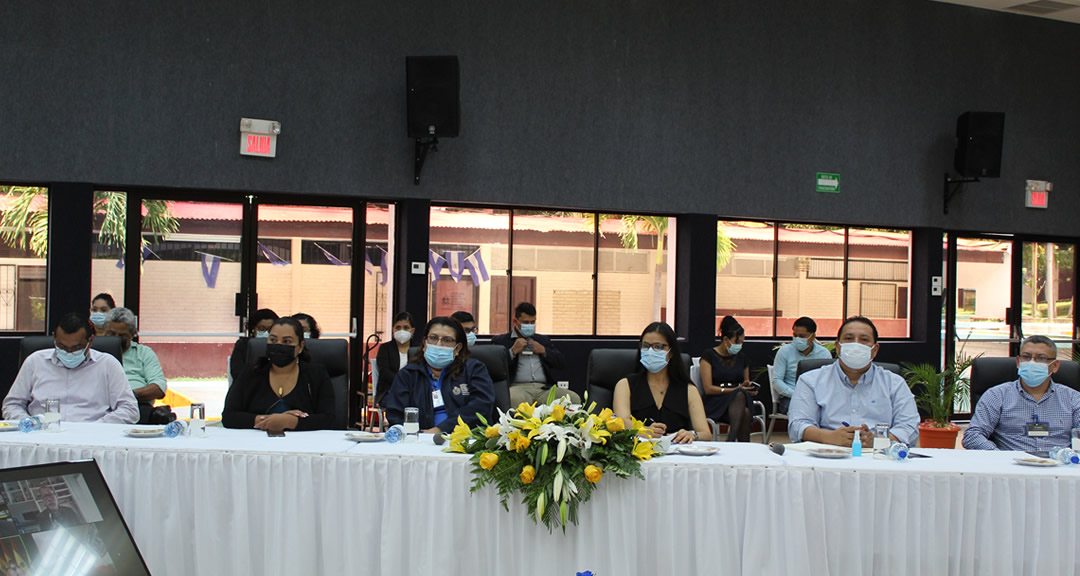 Miembros de la comunidad universitaria que asistieron a la presentación del informe