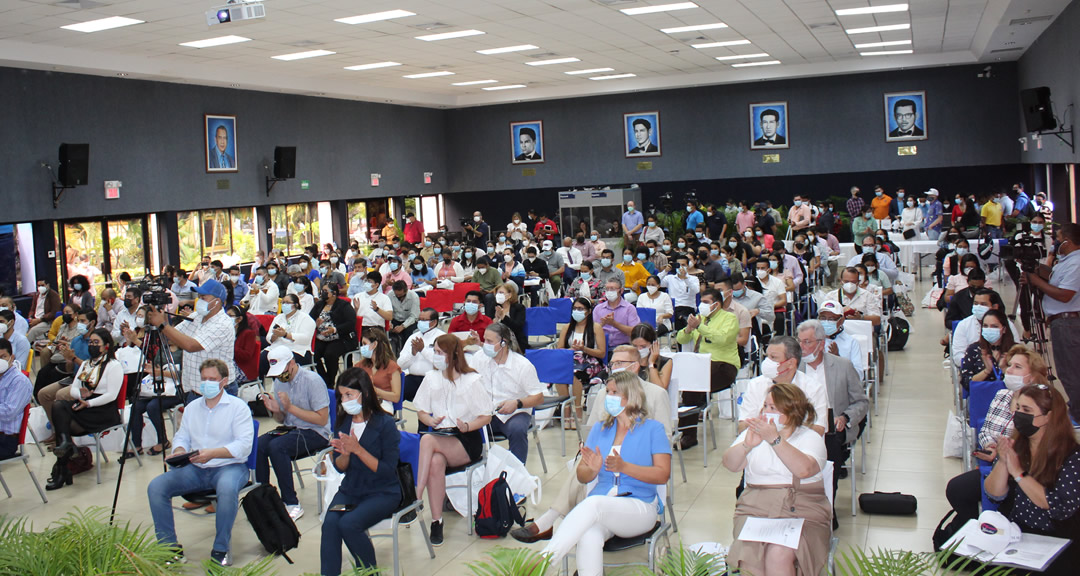 Asistentes al Simposio realizado en el Auditorio Fernando Gordillo Cervantes