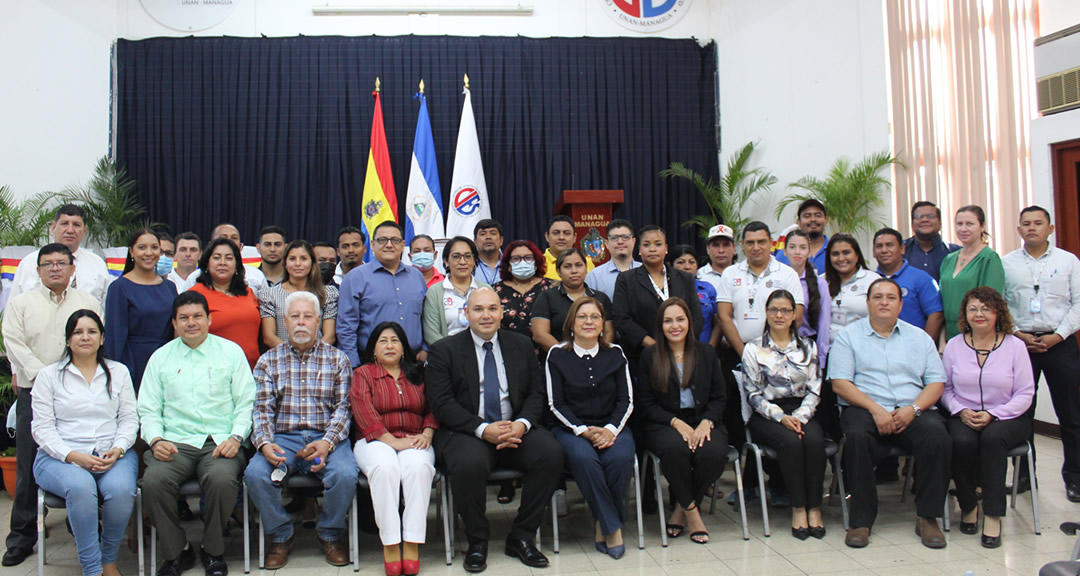 Nuevas autoridades y trabajadores del CIES junto al equipo de rectorado