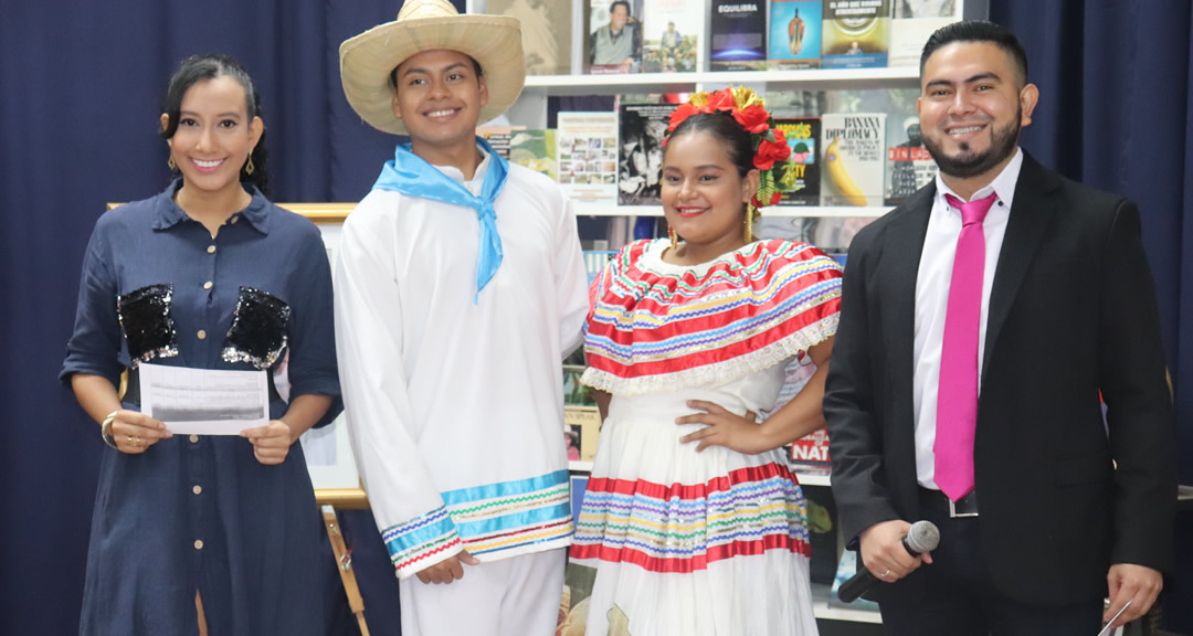 Los presentadores María José Aburto y David Peralta junto a los bailarines del grupo de danza de becados internos de la UNAN-Managua, Nicaragua Mía