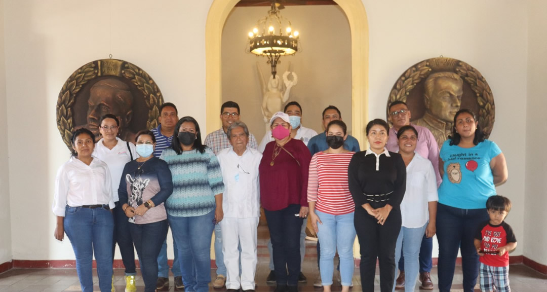 Docentes de la UNAN-Managua junto a autoridades locales de Granada