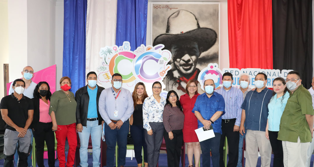 Equipo de rectorado y docentes de la UNAN-Managua