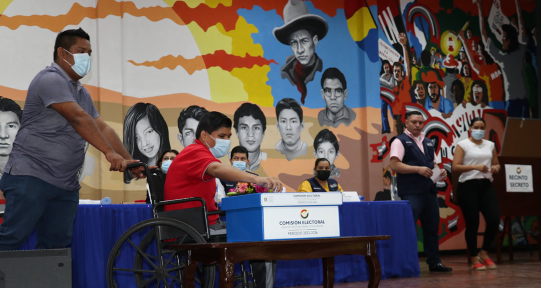 Estudiante ejerciendo su derecho al voto