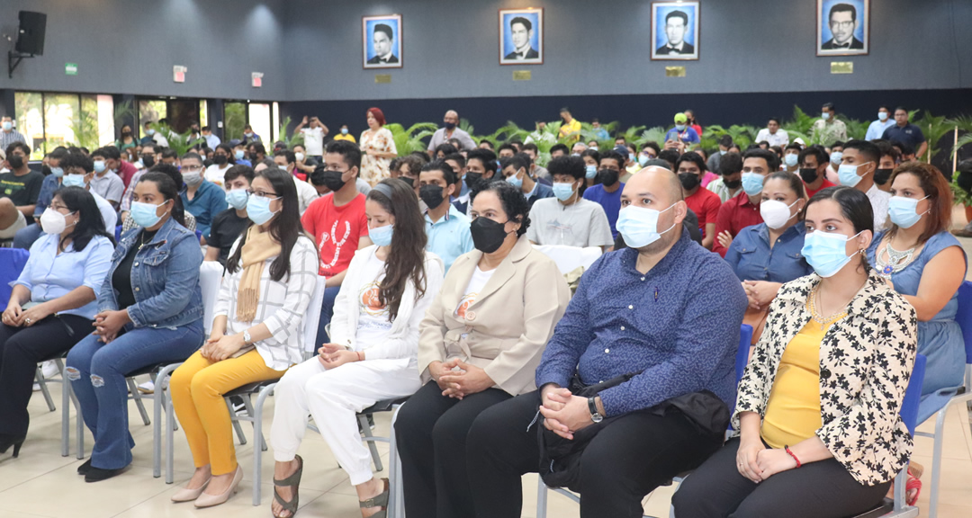 Comunidad universitaria en el encuentro con el diplomático