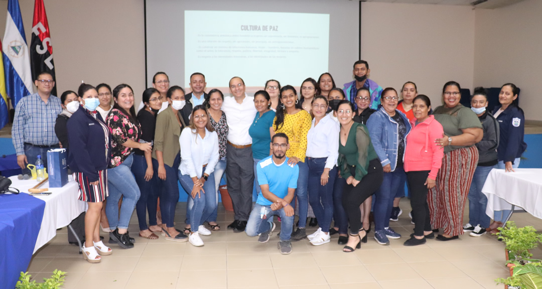 Estudiantes del diplomado y docente de la UNAN-Managua junto al diputado