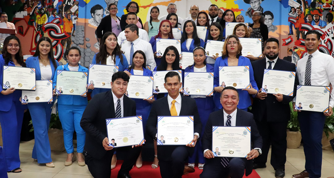 Foto grupal de los licenciados en Educación con mención en Inglés