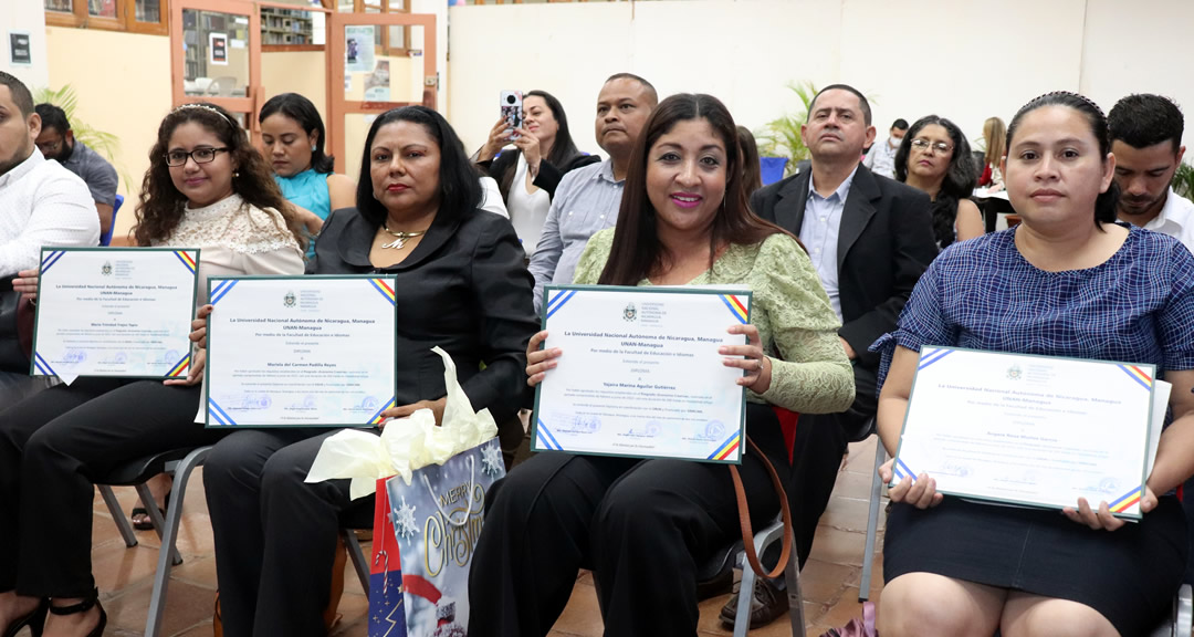 Egresadas del diplomado muestran su certificado