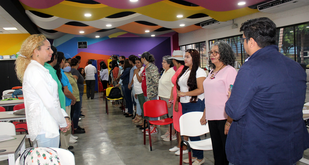 Inicio de la primera clase a cargo del doctor Juan de Dios Bonilla.