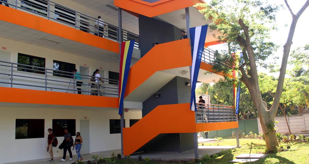 Estudiantes de Ciencias Económicas ingresando al pabellón 72, donde recibirán clases.