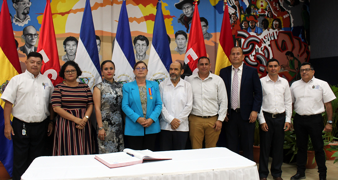 Directores de la Facultad de Educación e Idiomas junto a la rectora y el vicerrector general.