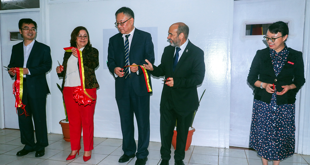 Corte de cinta para la instalación del Instituto Confucio.