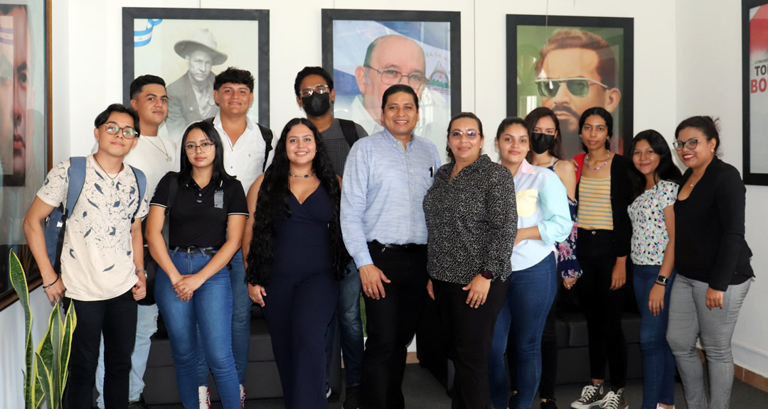 Foto grupal de docentes y estudiantes que participaron de la conferencia en modalidad presencial.