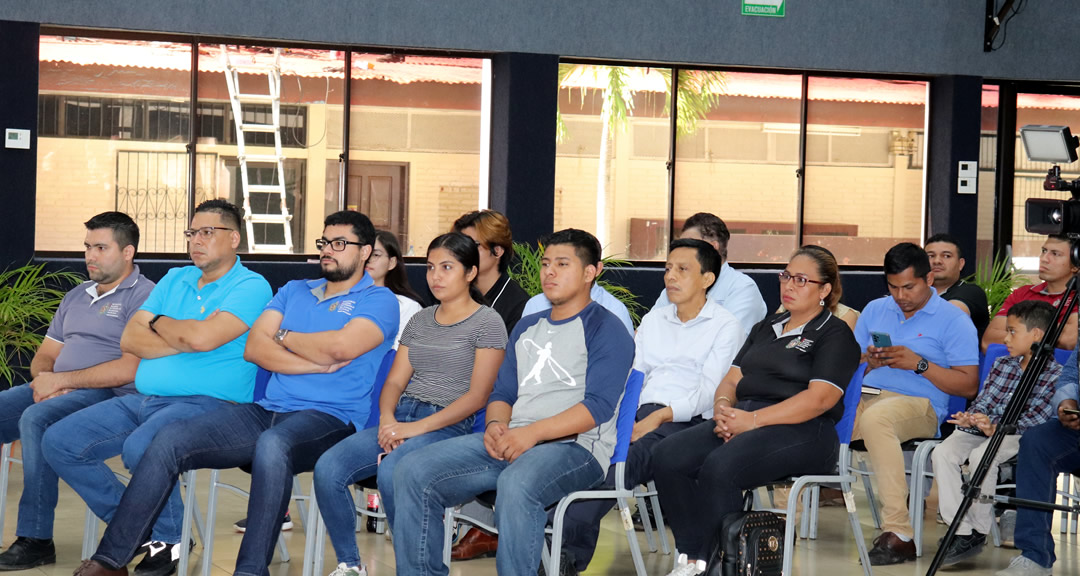 Académicos y estudiantes que asistieron al acto.