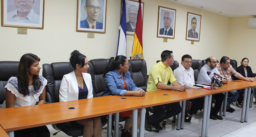 Parte de las autoridades universitarias de la UNAN-Managua y representantes de Canal 6, que asistieron a la firma de convenio entre ambas instituciones.