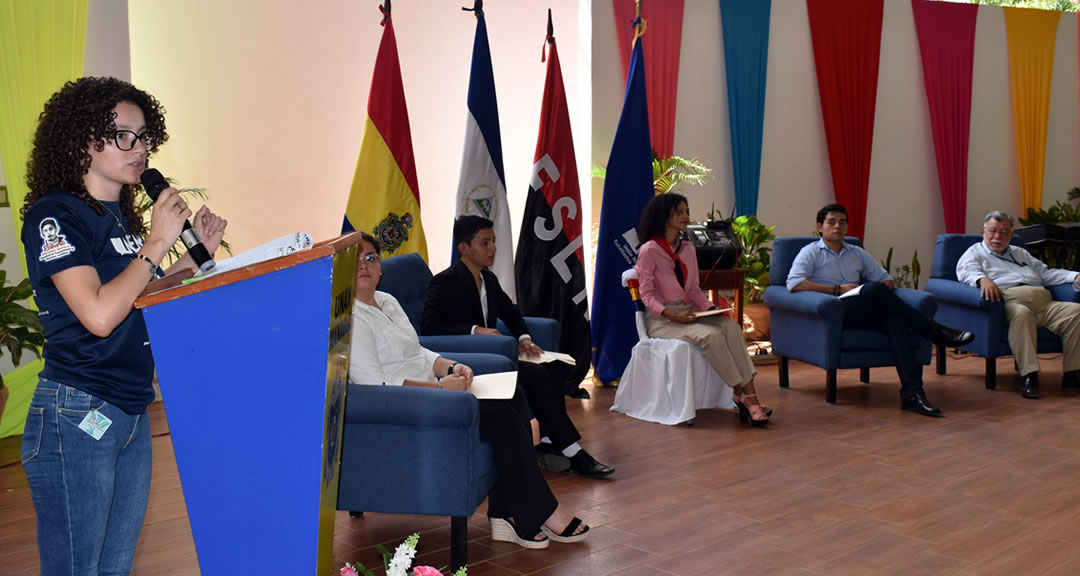 Universitarios participan en conversatorio acerca del legado histórico del General Sandino