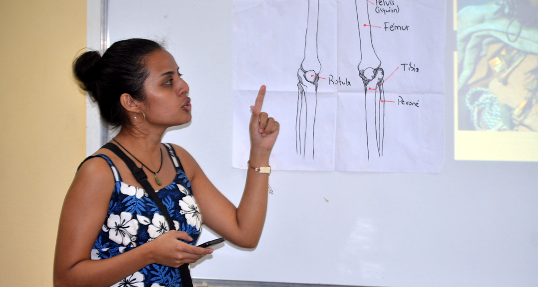 Estudiante del curso taller participando durante la sesión de clase