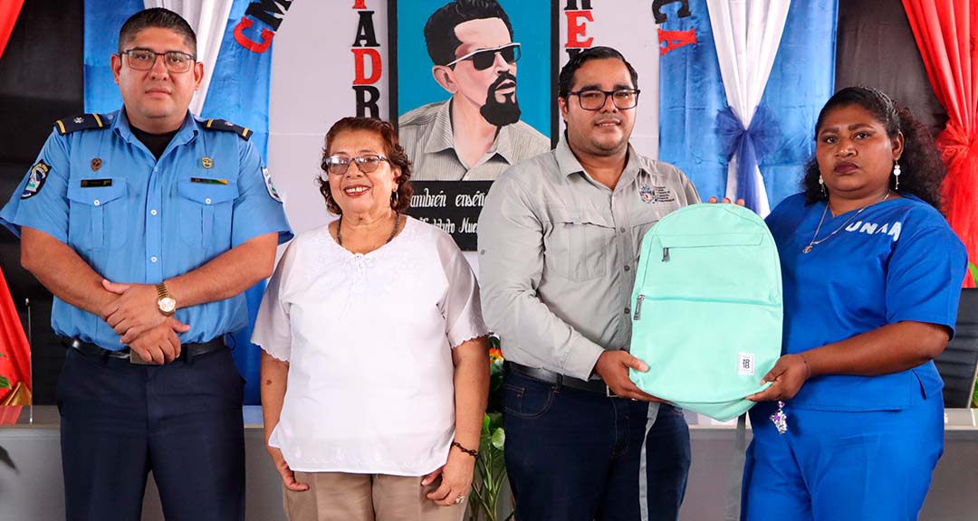 Protagonistas reciben útiles escolares