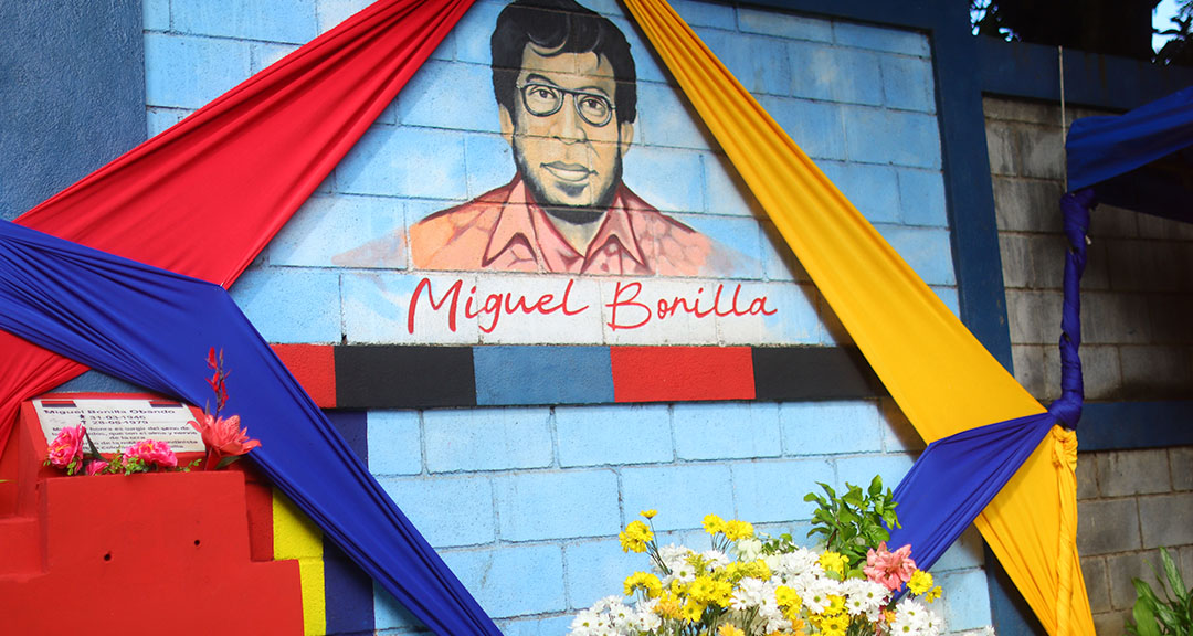 Placa conmemorativa del maestro Miguel Bonilla Obando