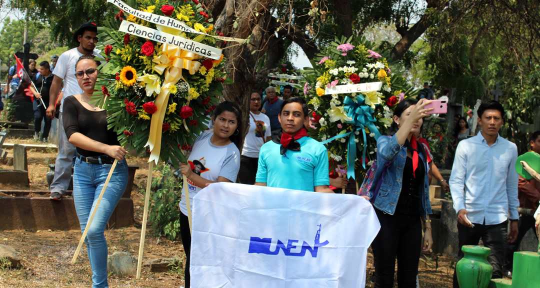 El acto culminó con la entrega de una ofrenda floral en el cementerio Periférico