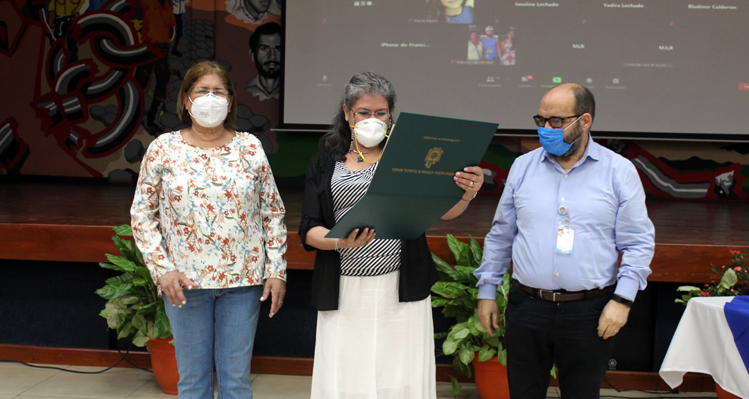 Dra. Ivette García González recibe diploma de reconocimiento.