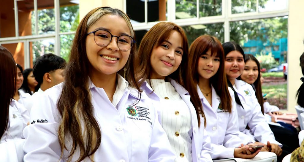 Estudiantes comprometidos con el bienestar del pueblo celebran el día mundial del anestesiólogo