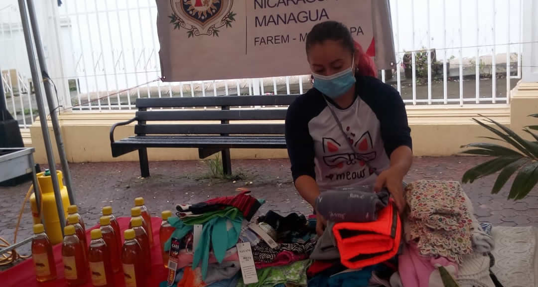 Estudiante emprendedora de la FAREM-Matagalpa durante la expoferia regional