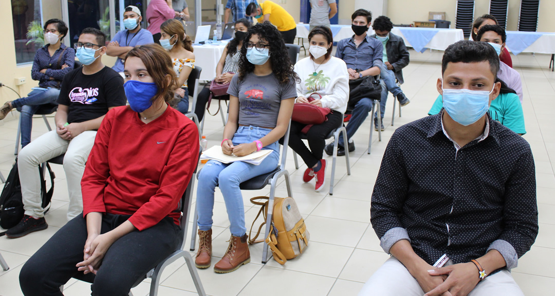 Estudiantes participantes al taller en el auditorio Roberto González Herrera.