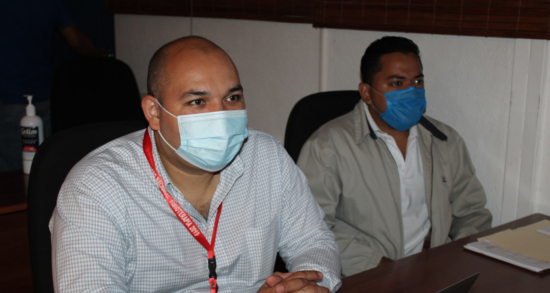 El Dr. Teodoro Tercero Rivera, Subdirector del CIES junto a docente investigador del centro.