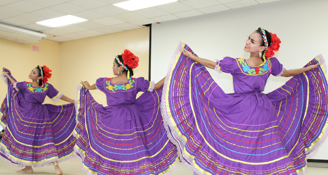 La feria fue animada por estudiantes que forman parte del grupo artístico universitario Danza Variedades.