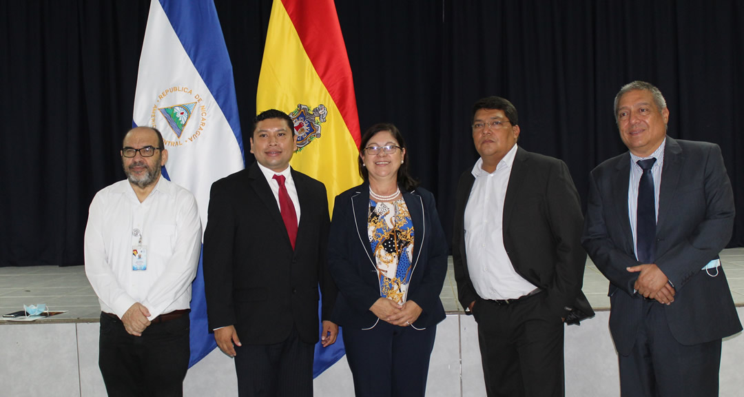 Directores junto a las autoridades universitarias.