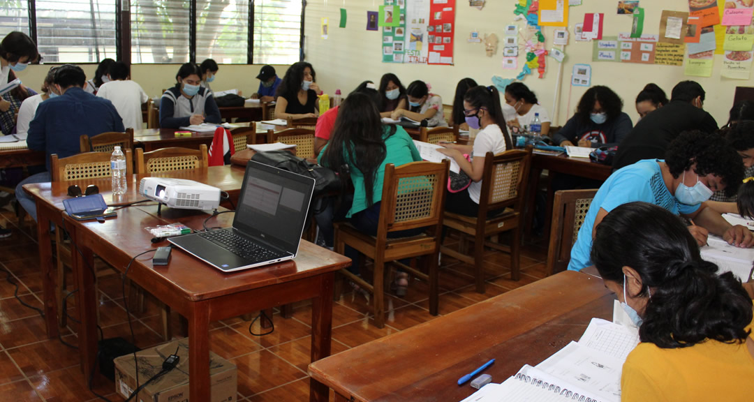 Estudiantes en las clases de coreano que se imparten en la UNAN-Managua.