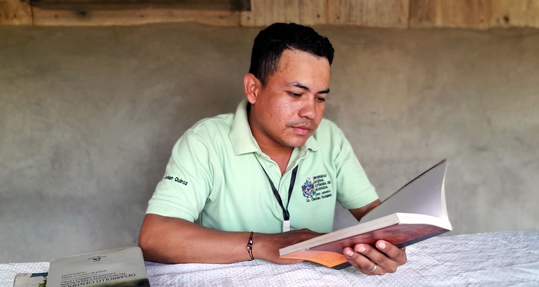 Johan José: El estudiante que camina largas distancias cruza ríos por su sueño en la docencia