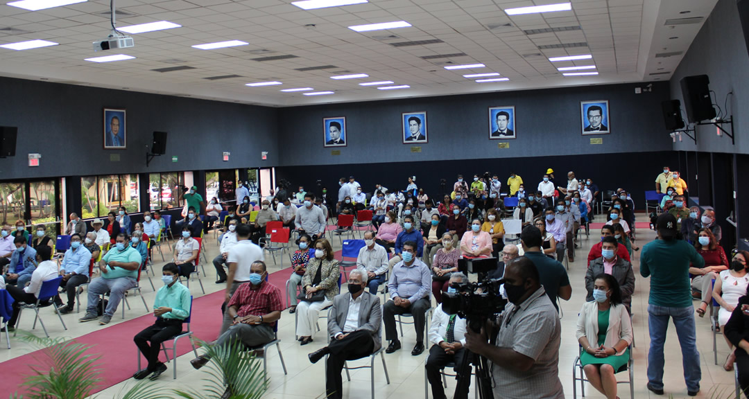 Asistentes al acto de reconocimiento a docentes de la UNAN-Managua. 