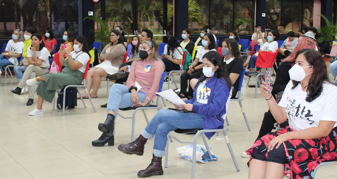 Estudiantes del curso de coreano de la UNAN-Managua durante la actividad.
