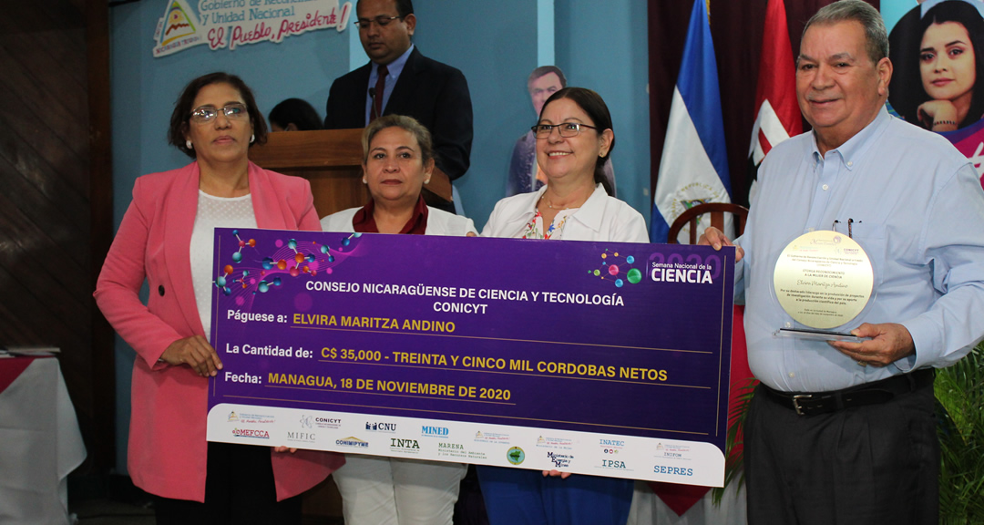 Dra. Elvira Maritza Andino, docente del Departamento de Antropología de la Facultad de Humanidades y Ciencias Jurídicas de la UNAN-Managua recibe premiación.