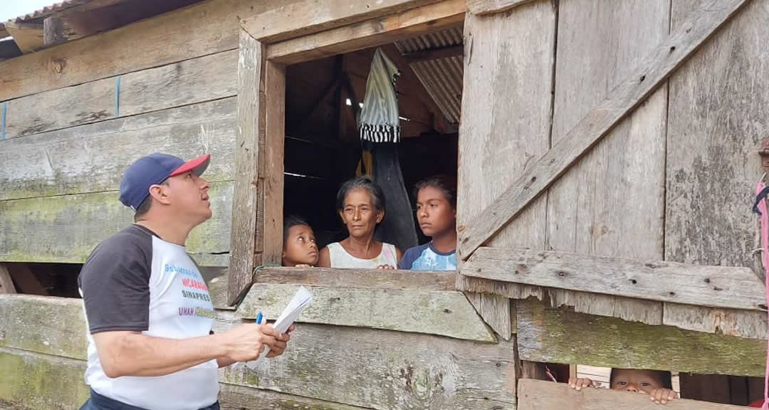 Maestro Edgard Franco Granera, Director del Departamento de Becas realiza labores de visita casa a casa para evaluación de daños.