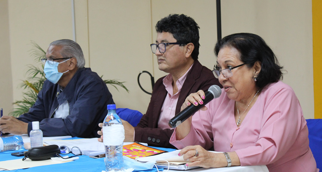De izq. a der. los doctores Salomón Delgado, Miguel Ayerdis y Marcelina Castillo, miembros del comité evaluador.