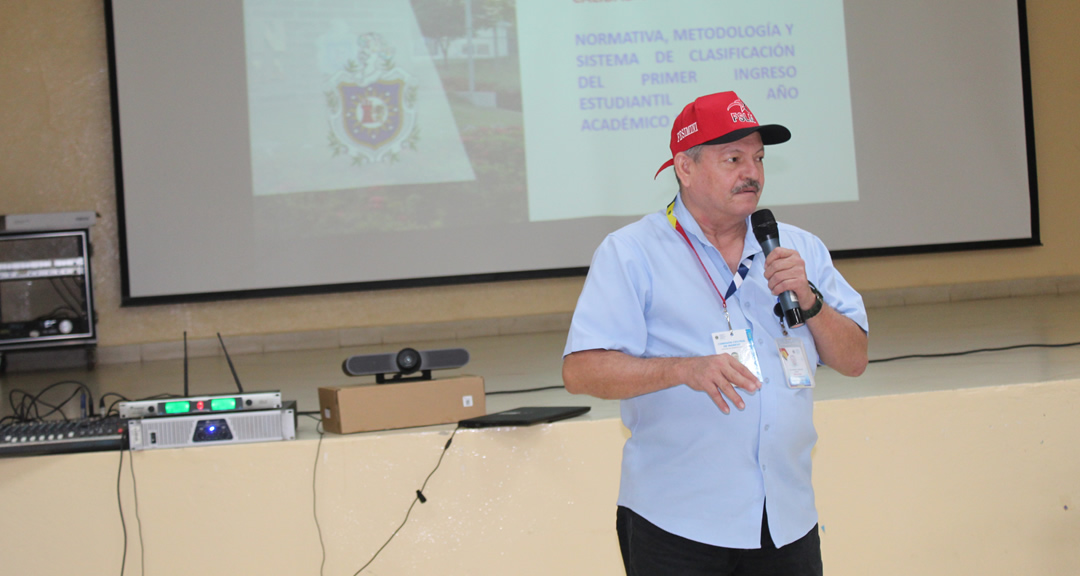 MSc. Alejandro Genet, Decano de la Facultad de Educación e Idiomas, dirigiéndose al personal de prematrícula en línea
