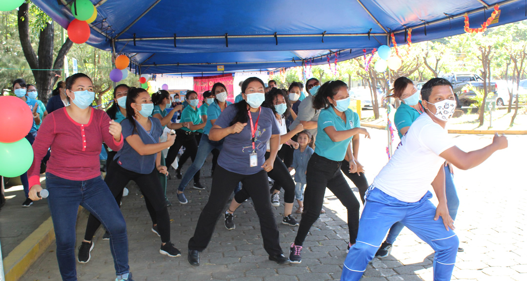 Estudiantes de Fisioterapia animando por medio de un zumbatón.