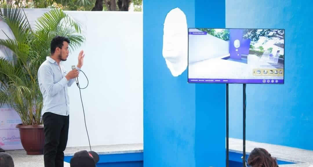 El joven Francisco Alemán explica a la audiencia el mecanismo de desarrollo del recorrido virtual.