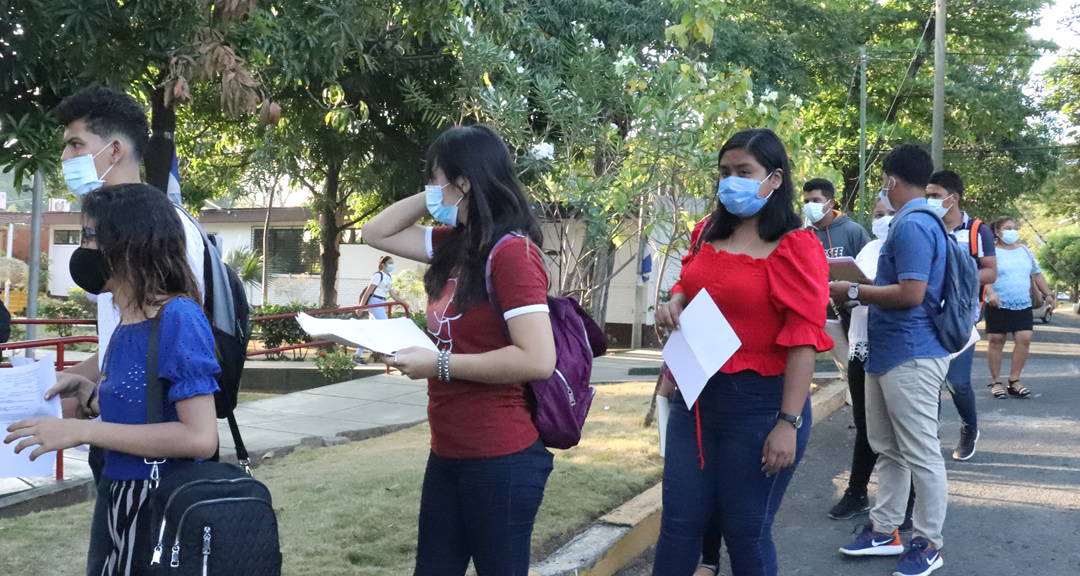 Estudiantes de nuevo ingreso previo presentan su hoja de matrícula el primer día de clases.