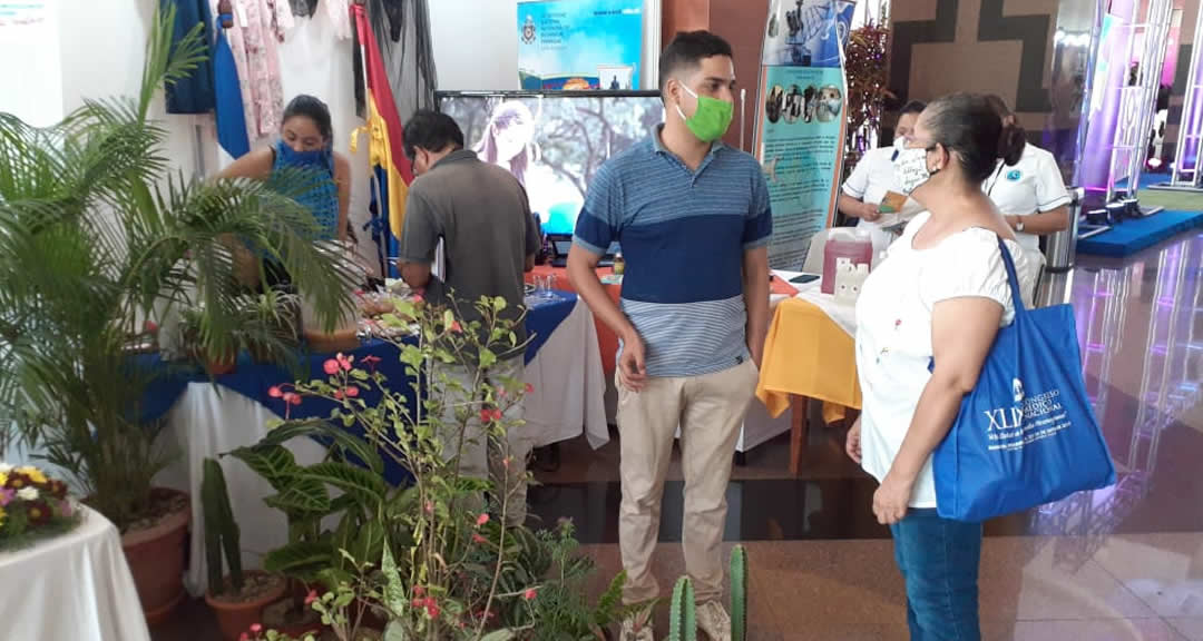 Jóvenes emprendedores de la UNAN-Managua participando en la expopyme 2020