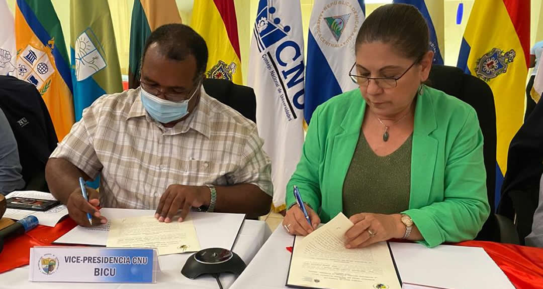 De izq. a der. Mtro. Henningston Omeir Taylor, rector de la BICU, y Mtra. Ramona Rodríguez Pérez, rectora de la UNAN-Managua