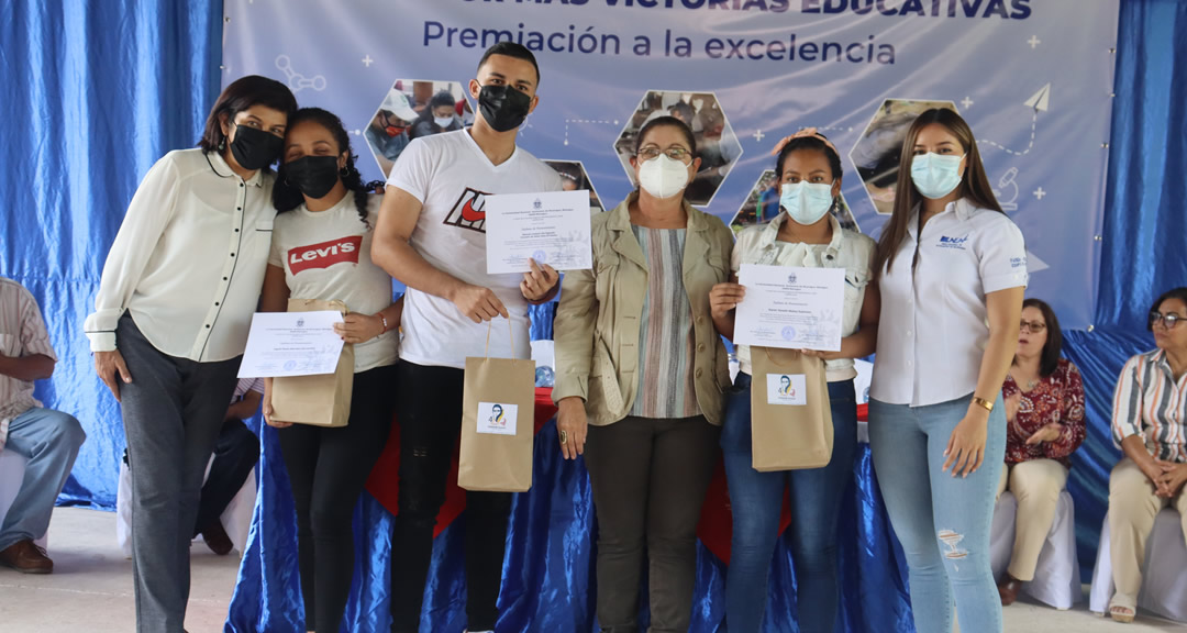 Estudiantes de Condega a quienes se les premió por mantener su promedio durante la carrera