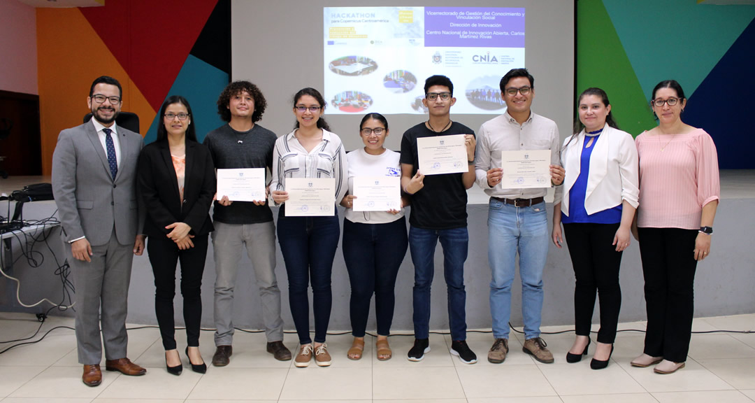 Estudiantes ganadores del primer lugar en el concurso Copérnico