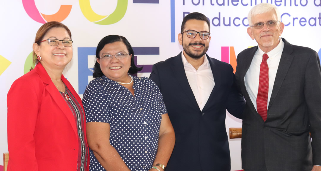 Maestra Ramona Rodríguez, Josefa Torrez, Humberto González y doctor Paule Lane