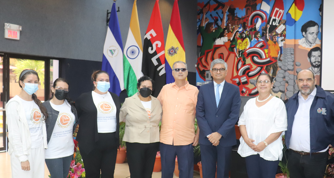 El equipo del Instituto de Promoción del Yoga junto al embajador y autoridades universitarias